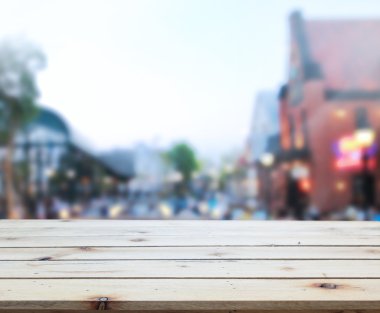 Masa üstü ve Blur Binası arka plan