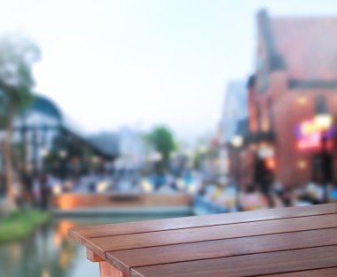 Masa üstü ve Blur Binası arka plan