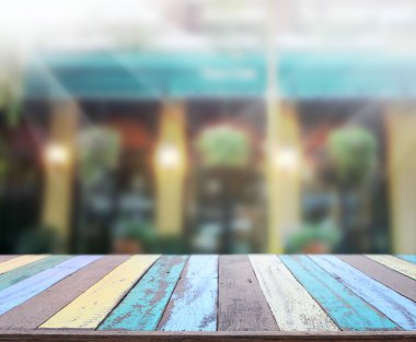 Masa üstü ve Blur Binası arka plan