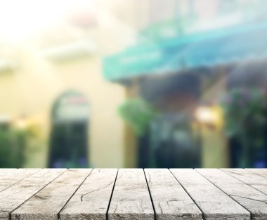 Masa üstü ve Blur Binası arka plan