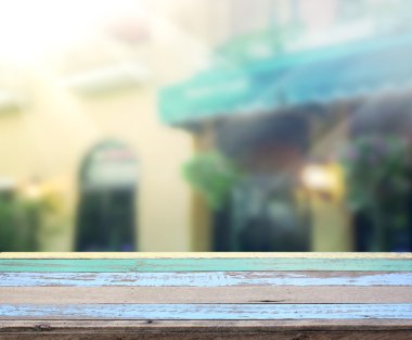 Masa üstü ve Blur Binası arka plan