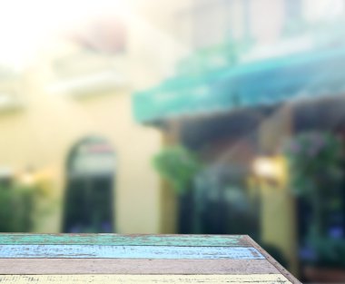 Masa üstü ve Blur Binası arka plan