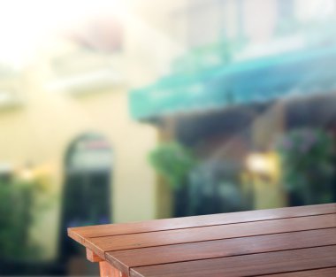 Masa üstü ve Blur Binası arka plan