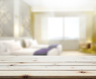 Masa üstü ve bulanıklık arka planda yatak odası