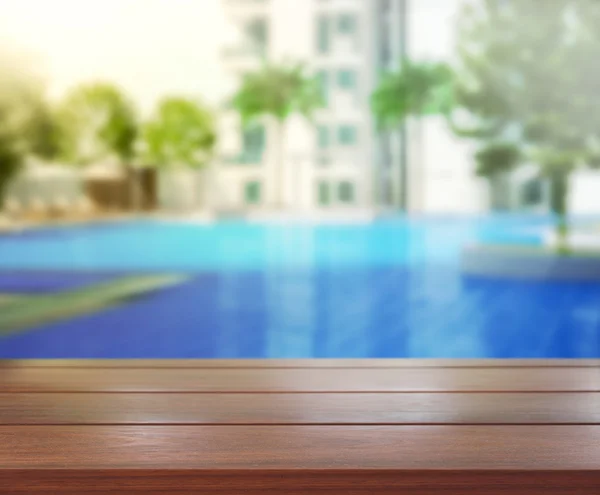 Mesa de madera fondo superior y piscina — Foto de Stock