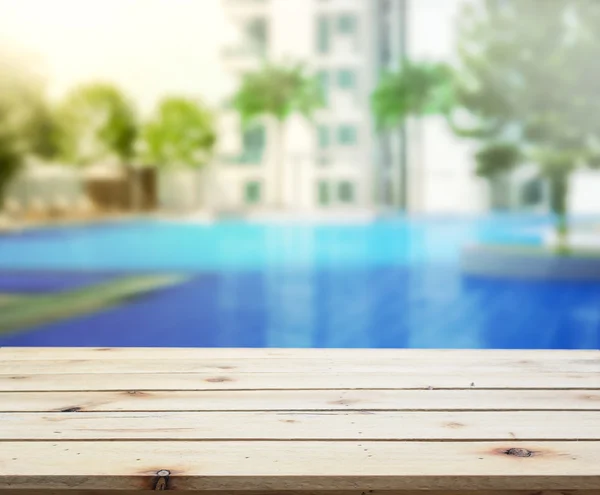 Hout Top tabelachtergrond en zwembad — Stockfoto