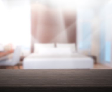 Masa üstü ve bulanıklık arka planda yatak odası