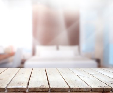 Masa üstü ve bulanıklık arka planda yatak odası