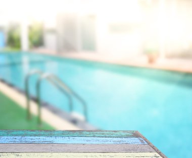 ahşap masa üst arka plan ve Havuzu