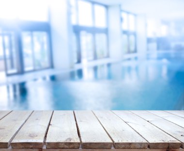 ahşap masa üst arka plan ve Havuzu