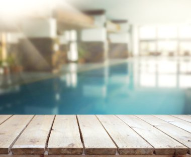 ahşap masa üst arka plan ve Havuzu