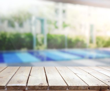 ahşap masa üst arka plan ve Havuzu
