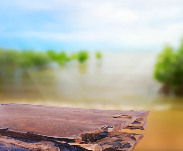 Tischplatte und Natur verwischen den Hintergrund — Stockfoto