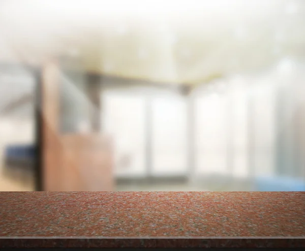 テーブル トップとぼかしオフィス背景 — ストック写真
