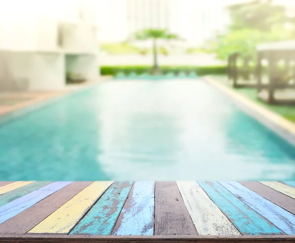 Mesa de madera fondo superior y piscina — Foto de Stock