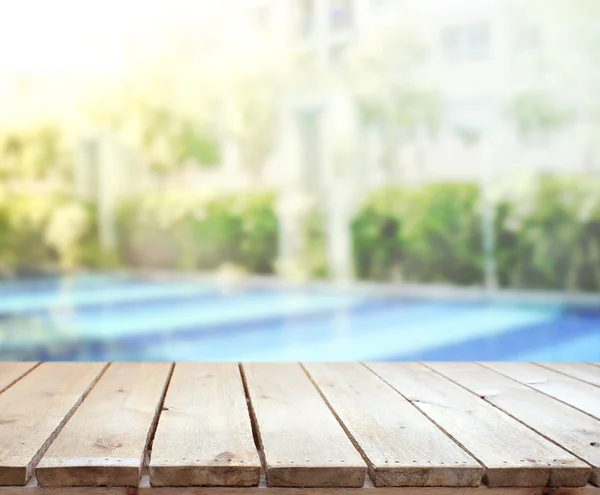 Dessus de table en bois fond et piscine — Photo