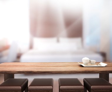 Masa üstü ve bulanıklık arka planda yatak odası