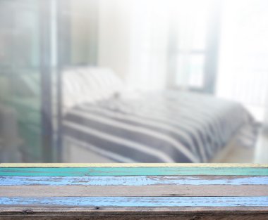 Masa üstü ve bulanıklık arka planda yatak odası