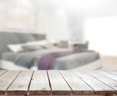 Masa üstü ve bulanıklık arka planda yatak odası