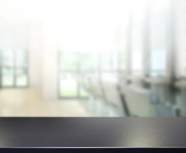 Arka planda Office ahşap masa