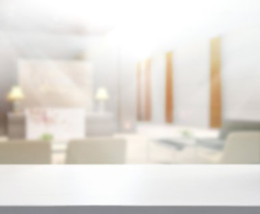 Arka planda Office ahşap masa