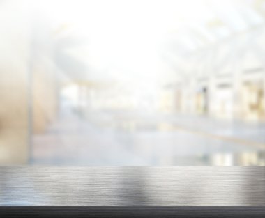 Arka planda Office ahşap masa