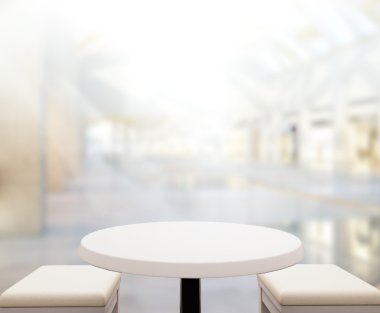 Arka planda Office ahşap masa