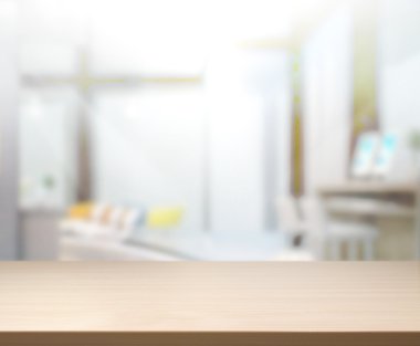 Arka planda Office ahşap masa