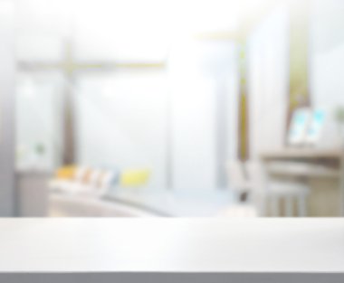 Arka planda Office ahşap masa