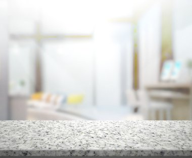 Arka planda Office ahşap masa