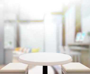 Arka planda Office ahşap masa