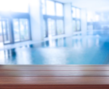 ahşap masa üst arka plan ve Havuzu