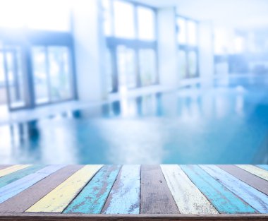 ahşap masa üst arka plan ve Havuzu