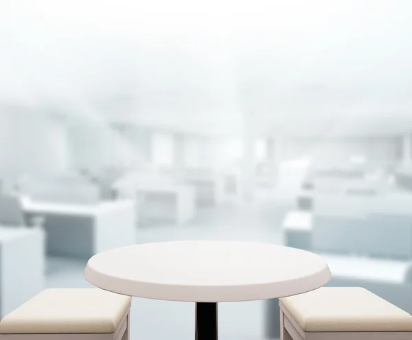 Tischplatte und verschwommener Bürohintergrund — Stockfoto