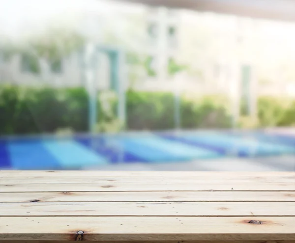 Mesa de madera fondo superior y piscina — Foto de Stock