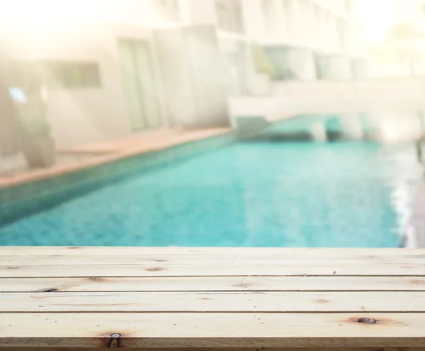 Mesa de madera fondo superior y piscina —  Fotos de Stock