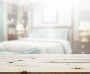 Masa üstü ve bulanıklık arka planda yatak odası