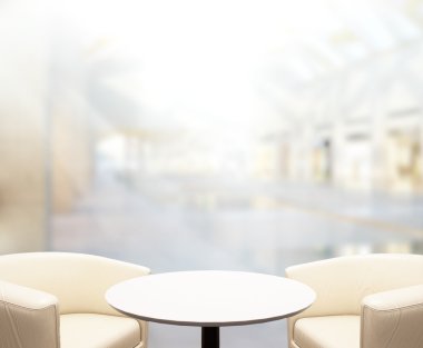 Arka planda Office ahşap masa