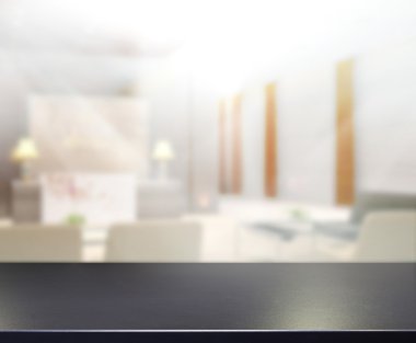 Arka planda Office ahşap masa