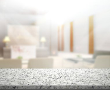 Arka planda Office ahşap masa