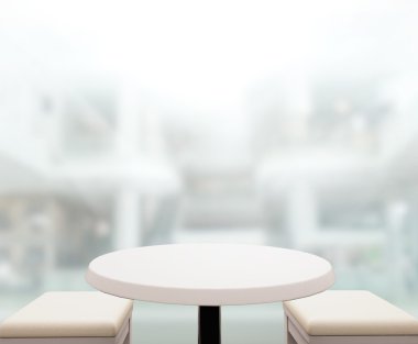 Arka planda Office ahşap masa