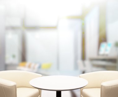 Arka planda Office ahşap masa