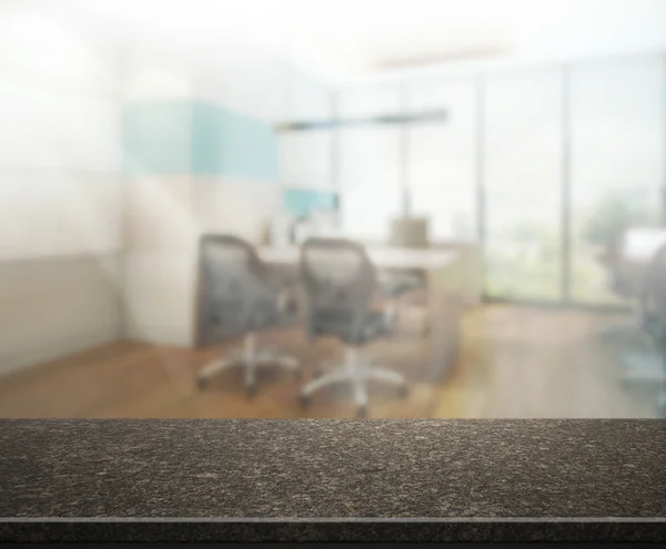 オフィスでのぼかしの背景の木のテーブル — ストック写真