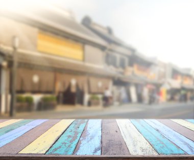 Top masa ve bina, arka plan bulanıklık