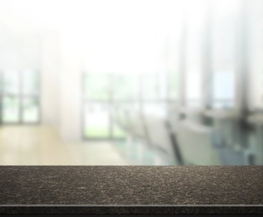 Arka planda Office ahşap masa