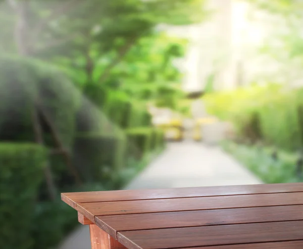 Bordsskivan och oskärpa natur bakgrund — Stockfoto