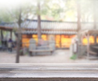 Top masa ve bina, arka plan bulanıklık