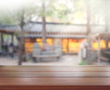 Top masa ve bina, arka plan bulanıklık