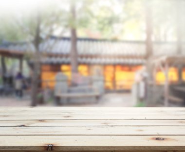 Top masa ve bina, arka plan bulanıklık