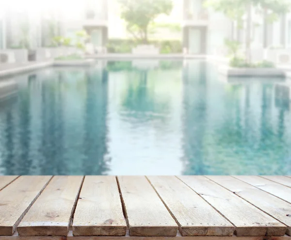 Holz Tischplatte von Hintergrund und Pool — Stockfoto